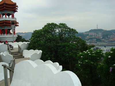 In Keelung staan enkele enorme tempels met grote Boedha beelden. Wel zijn er steeds meer verlichte kruisen te zien in de stad (kerken of hospitaals). De Doulos is nog net zichbaar rechtsonder. 